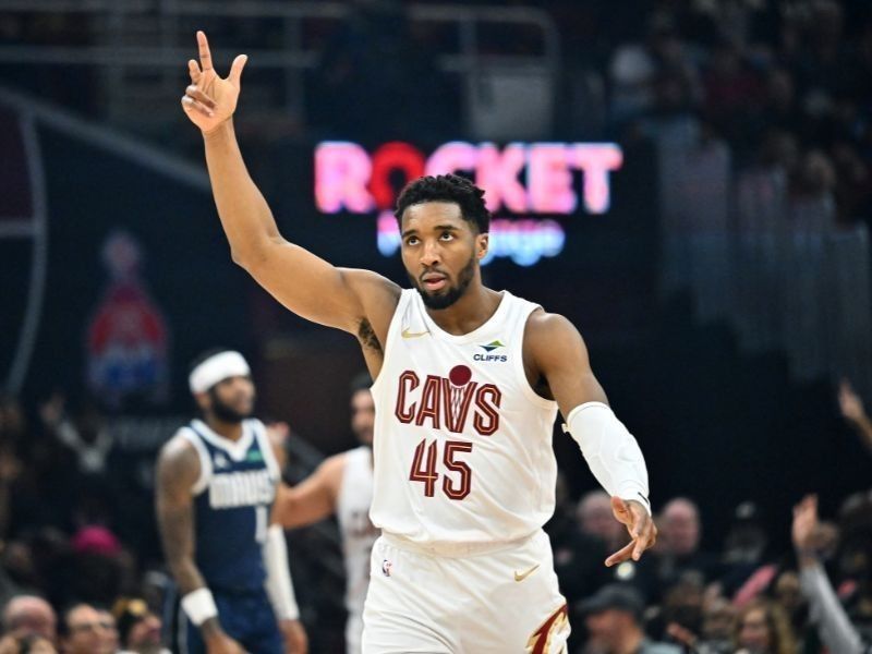 Cavs stop bleeding, rout Pacers in Game 3