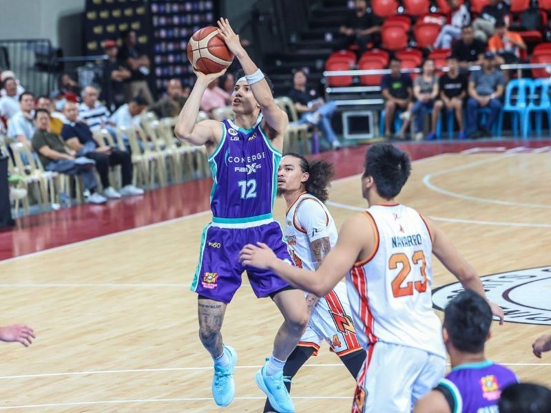Stockton scatters season-high 33 points as FiberXers rout Batang Pier